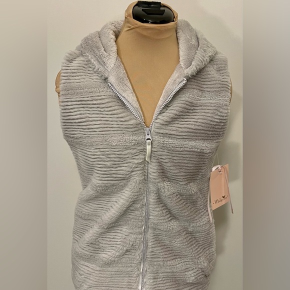 Widgeon Other - NWT Widgeon Fur Like Vest Girls XL